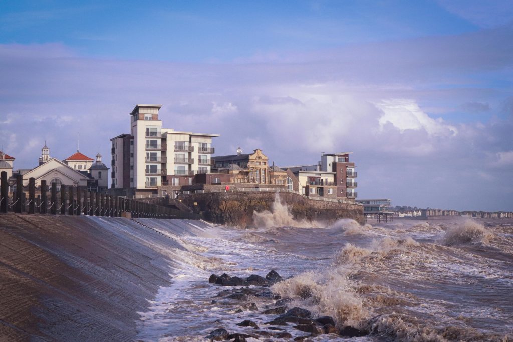 The image depicts a some flats. This picturesque setting in Weston Super Mare is ideal for first-time buyers seeking expert mortgage advice from local mortgage advisors to navigate the mortgage process smoothly.